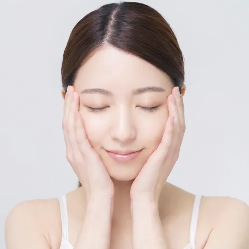 使用方法：洗顔後、化粧水のあとに適量を手に取り顔全体になじませる